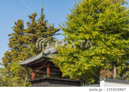 日本　岡山県総社市にある備中国分寺の鐘楼 135928967