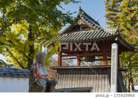 日本 岡山県総社市にある備中国分寺の鐘楼 日本 岡山県総社市にある備中国分寺の鐘楼 135928968