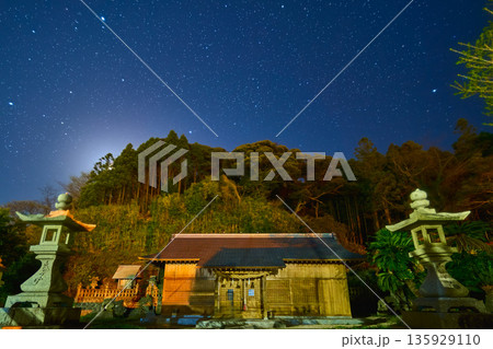 春の島根県松江市島根町加賀神社と北西側の夜空の星 春の島根県松江市島根町加賀神社と北西側の夜空の星 135929110