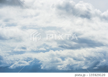 夏の雨上がりの雲が輝く02 135929120