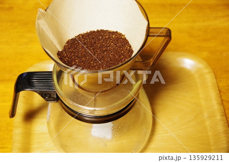コーヒーを淹れる 135929211