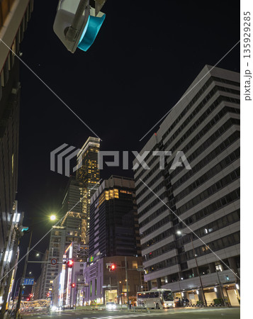 大阪・天王寺の夜空にそびえ立つランドマーク「あべのハルカス」と都会の夜景 大阪・天王寺の夜空にそびえ立つランドマーク「あべのハルカス」と都会の夜景 135929285