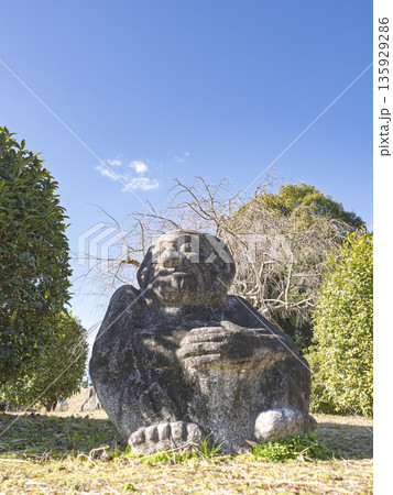 古代ロマン!青空の下で微笑む明日香の猿石 古代ロマン!青空の下で微笑む明日香の猿石 135929286