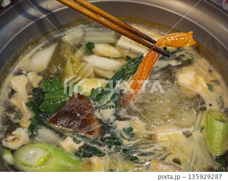 旨味溢れる、彩り豊かな本格カニ鍋の誘惑 135929287