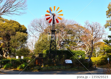 港の見える丘公園フランス山地区にある井戸水を汲み上げるための風車のレプリカ 港の見える丘公園フランス山地区にある井戸水を汲み上げるための風車のレプリカ 135929323