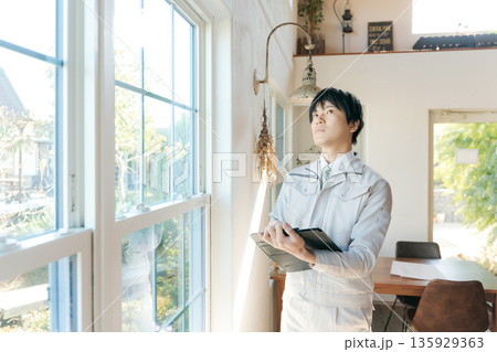 室内設備を点検する作業服の男性 室内設備を点検する作業服の男性 135929363
