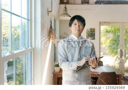 作業着を着た男性 作業着を着た男性 135929369