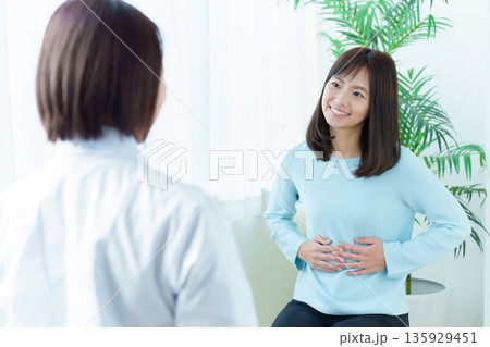 医師の診断を受ける女性　産婦人科　内科　胃腸科 135929451