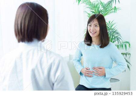 医師の診断を受ける女性 産婦人科 内科 胃腸科 医師の診断を受ける女性 産婦人科 内科 胃腸科 135929453