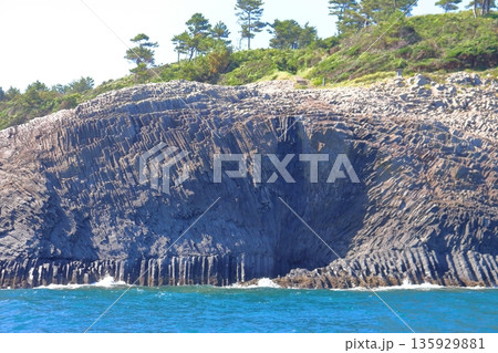 波涛の侵食作用でできた柱状節理(佐賀県 唐津市 七ツ釜) 波涛の侵食作用でできた柱状節理(佐賀県 唐津市 七ツ釜) 135929881