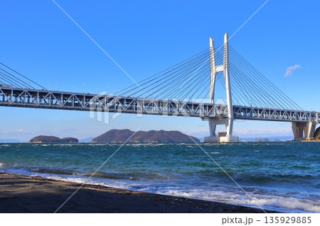 岩黒島 黒浜海岸と瀬戸大橋（瀬戸内海 塩飽諸島） 135929885