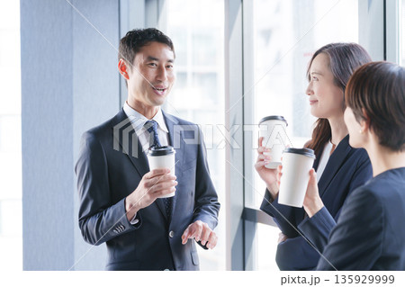 飲み物を飲み休憩するビジネスマンたち 135929999