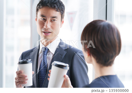 飲み物を飲み休憩するビジネスマンたち 135930000