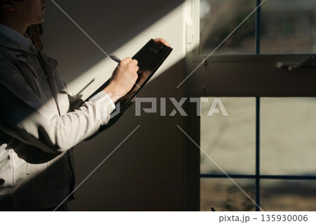 作業服の男性のボディパーツ 135930006