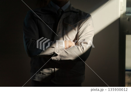作業服の男性のボディパーツ 作業服の男性のボディパーツ 135930012