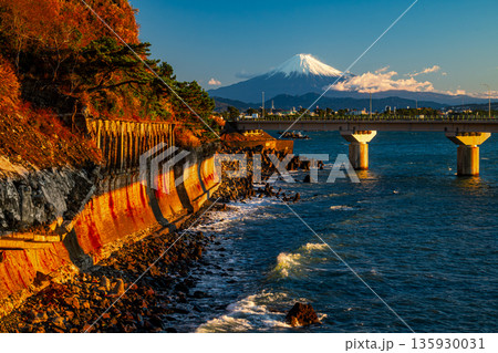 朝の大崩れ海岸から見た富士山 135930031