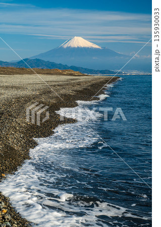 三保海岸から見た冠雪した富士山 135930033