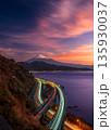 さった峠から見た朝焼け空と富士山に車の光跡 135930037