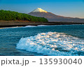 朝の三保の松原から望む波と富士山 135930040