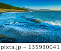 三保の松原から望む波と富士山 135930041