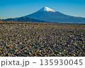 三保海岸の砂利に遠望の富士山 135930045