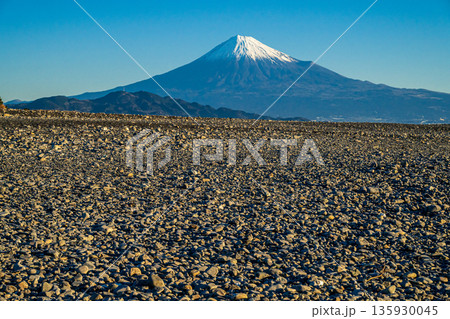 三保海岸の砂利に遠望の富士山 135930045