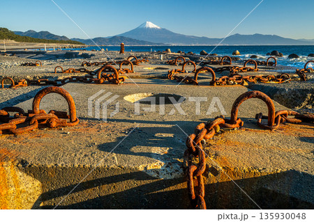 三保海岸のケーソンと富士山 135930048
