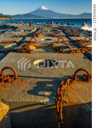 三保海岸のケーソンと遠望の富士山 135930049