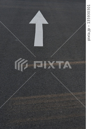 道路と影 135930301
