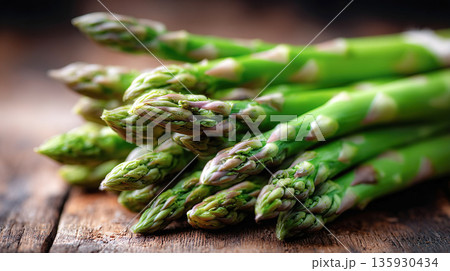 束ねたアスパラガスの穂先のクローズアップ 束ねたアスパラガスの穂先のクローズアップ 135930434
