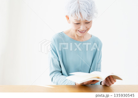 読書するシニア女性 135930545