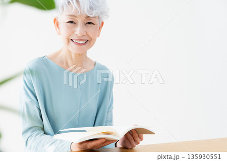 読書するシニア女性 読書するシニア女性 135930551