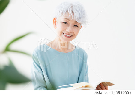 読書するシニア女性 読書するシニア女性 135930555