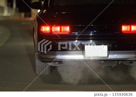 車のテールランプ 135930636