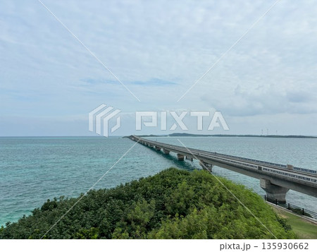宮古島の海にかかる長い橋・エメラルドグリーンの海と青空の絶景 135930662