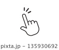 黒い線だけのマウスポインタがクリックするシンプルなイラスト 135930692