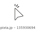 黒い線だけのマウスポインタがクリックするシンプルなイラスト 135930694