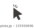 黒い塗りだけのマウスポインタがクリックするシンプルなイラスト 135930696