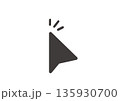 黒い塗りだけのマウスポインタがクリックするシンプルなイラスト 135930700