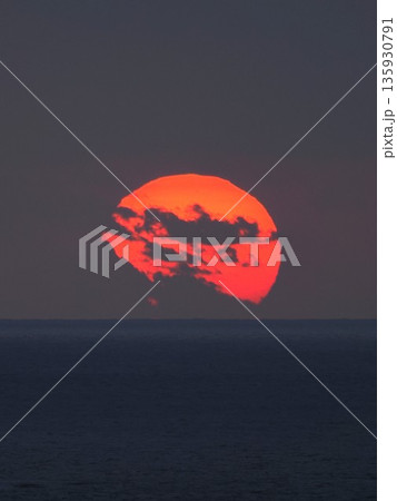 海から昇る太陽 海から昇る太陽 135930791