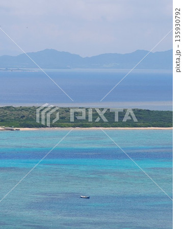 コバルトブルーの海 135930792