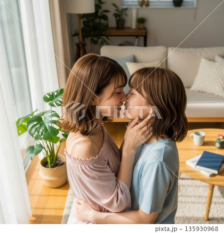 リビングで抱擁する二人の若い日本人女性 135930968