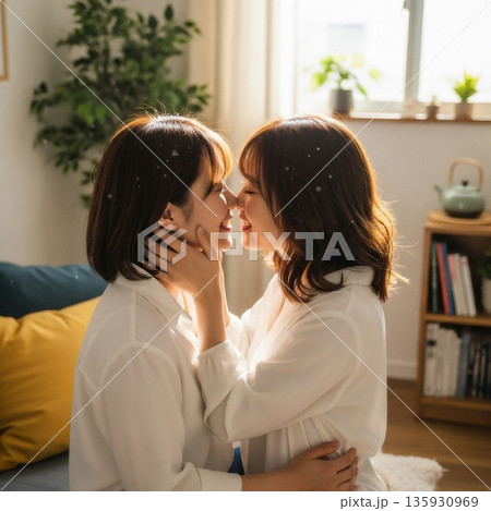 リビングで抱擁する二人の若い日本人女性 135930969