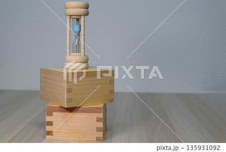 枡の上に置かれた砂時計とコピースペース 135931092