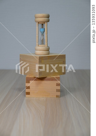 積み上げた枡の上の砂時計と縦の余白 積み上げた枡の上の砂時計と縦の余白 135931093