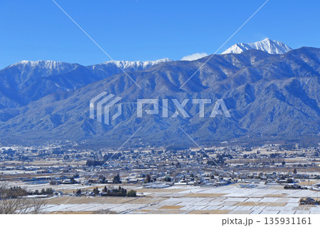 冬の安曇野と北アルプス 135931161