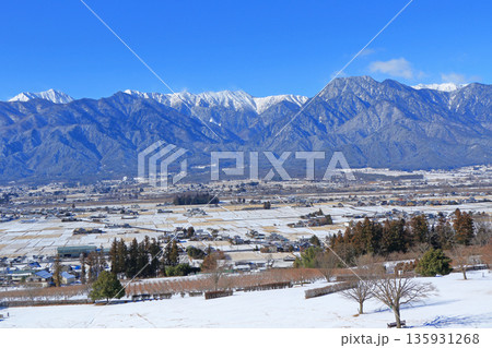 冬の安曇野と北アルプス 135931268