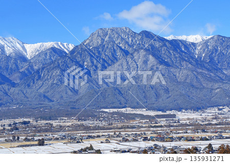 冬の安曇野と北アルプス 135931271