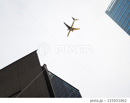 渋谷上空を飛ぶ飛行機 渋谷上空を飛ぶ飛行機 135931862