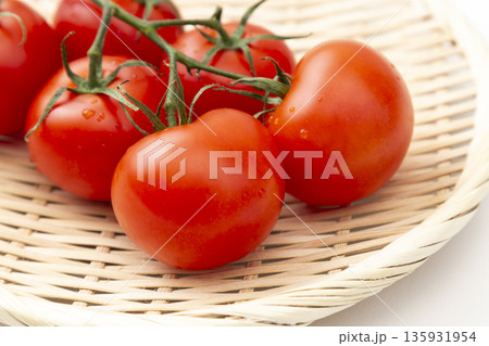 白背景に新鮮なトマト 135931954